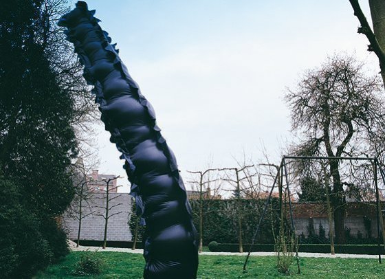 Opblaasvolume,1999, gecoate polyamide, 9 m x 1 m x 1 m