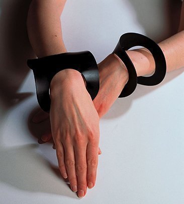 Armband,1983, zwart rubber